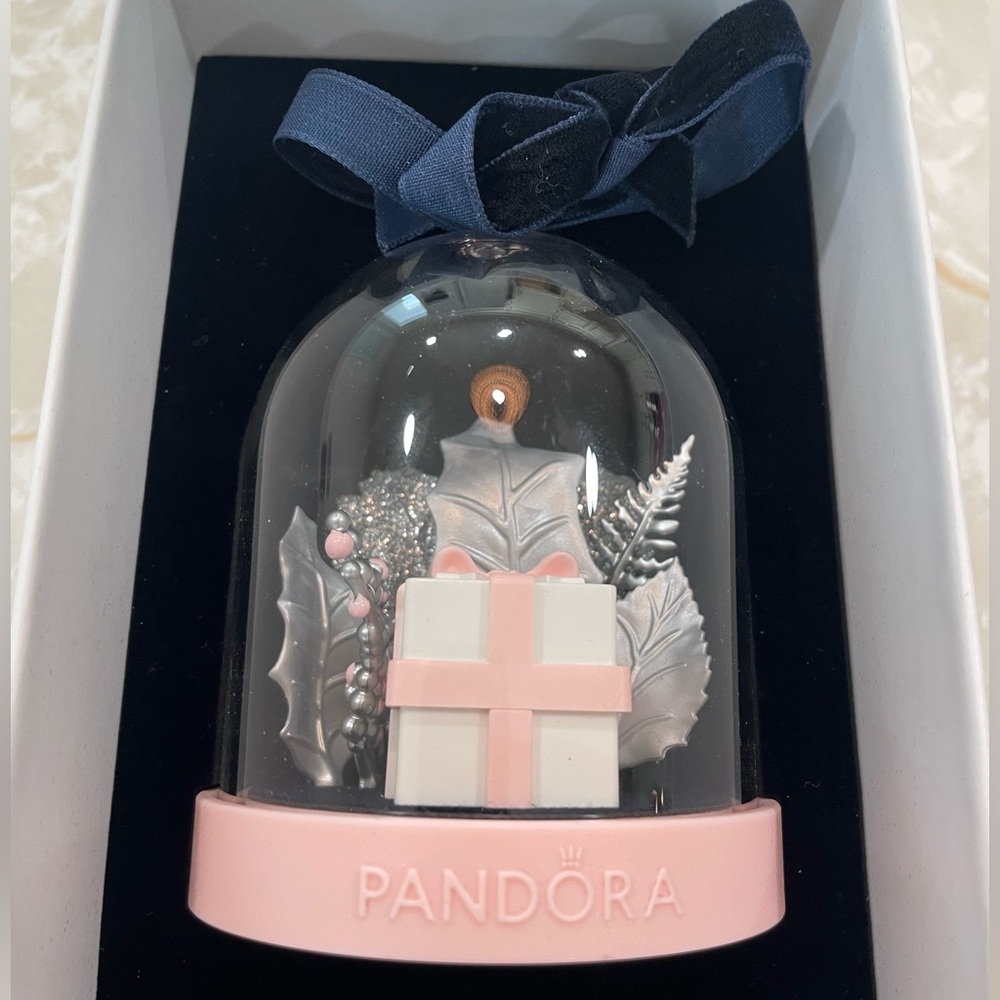 New Pandora Winter Wonderland Christmas Present Ornament 2019